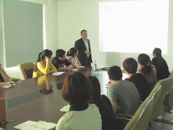 2013年4月24日，正睿老師對佳樂公司進行倉儲管理的培訓