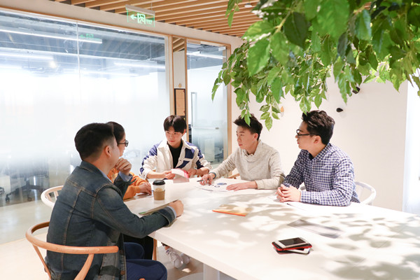 員工培訓(xùn)與發(fā)展：培養(yǎng)人才，提升企業(yè)核心競(jìng)爭(zhēng)力