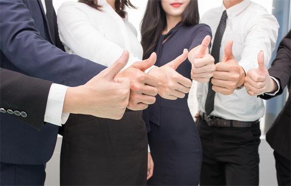 在企業(yè)管理中，專權(quán)式和民主式管理各有哪些優(yōu)缺點？