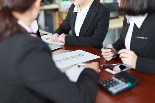 初創(chuàng)企業(yè)如何設(shè)定合理的薪酬策略吸引人才？