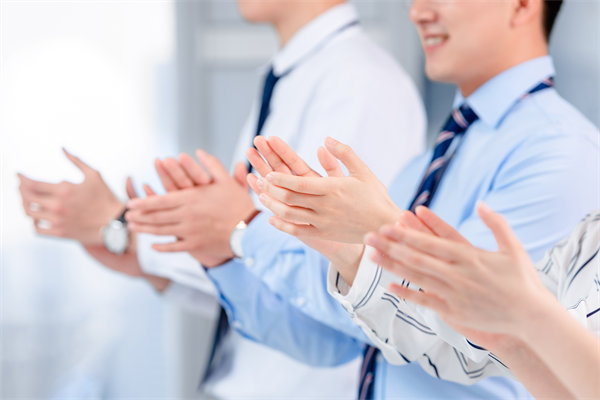 面對人才流失問題，企業(yè)應(yīng)如何改進(jìn)人力資源策略？