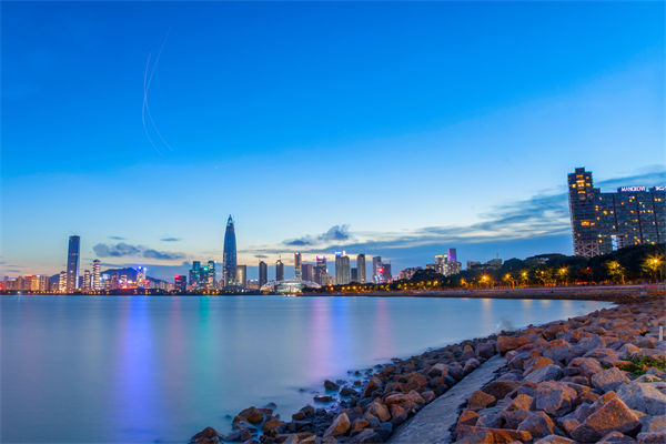 深圳戰(zhàn)略咨詢公司如何幫助企業(yè)制定長遠(yuǎn)發(fā)展藍(lán)圖？