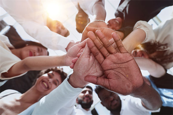 跨國企業(yè)如何管理文化差異以實現全球戰(zhàn)略協(xié)同？