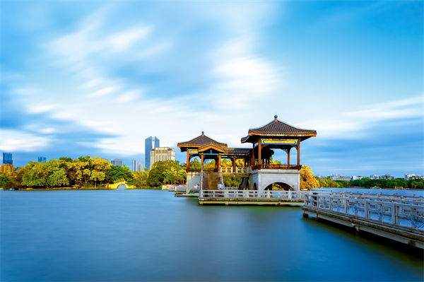 惠州戰(zhàn)略咨詢公司如何為企業(yè)定制長遠(yuǎn)發(fā)展規(guī)劃？