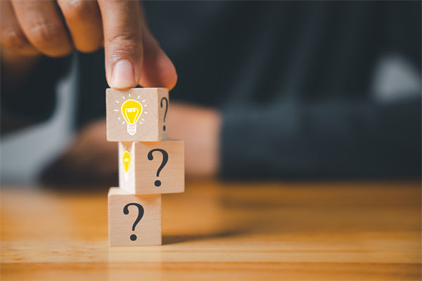 在制定企業(yè)戰(zhàn)略規(guī)劃時，如何平衡短期與長期目標？