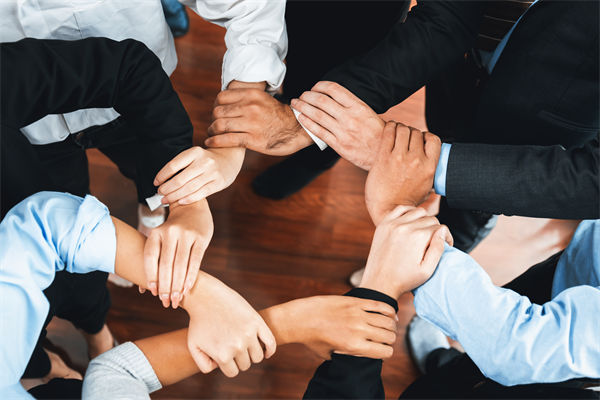 在制定企業(yè)戰(zhàn)略規(guī)劃時，如何平衡短期與長期目標？