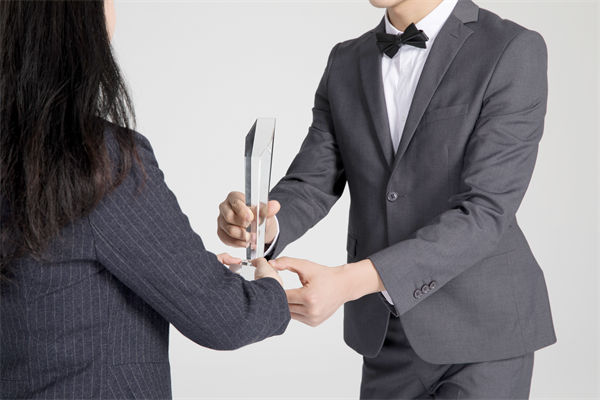 績效管理中，如何激勵(lì)優(yōu)秀員工，又幫助其提升？
