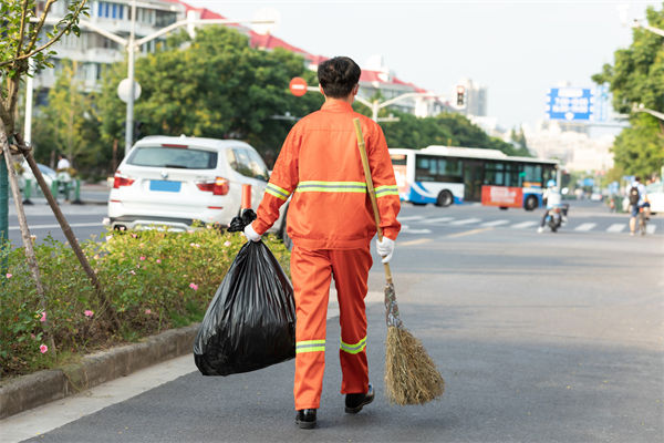 人力資源管理：青島一環(huán)衛(wèi)工將垃圾掃進大海被開除